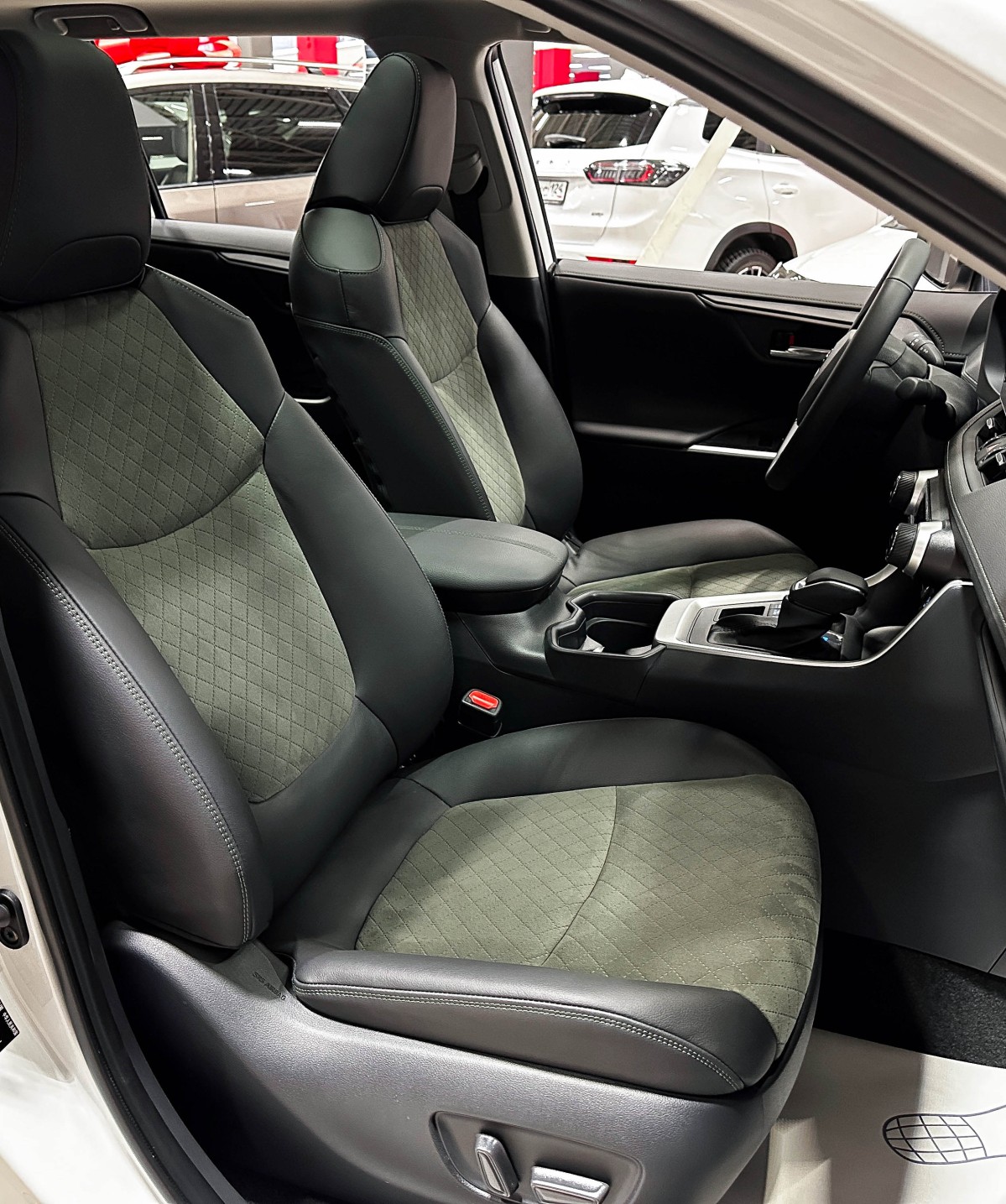 Toyota RAV4 - фото 16