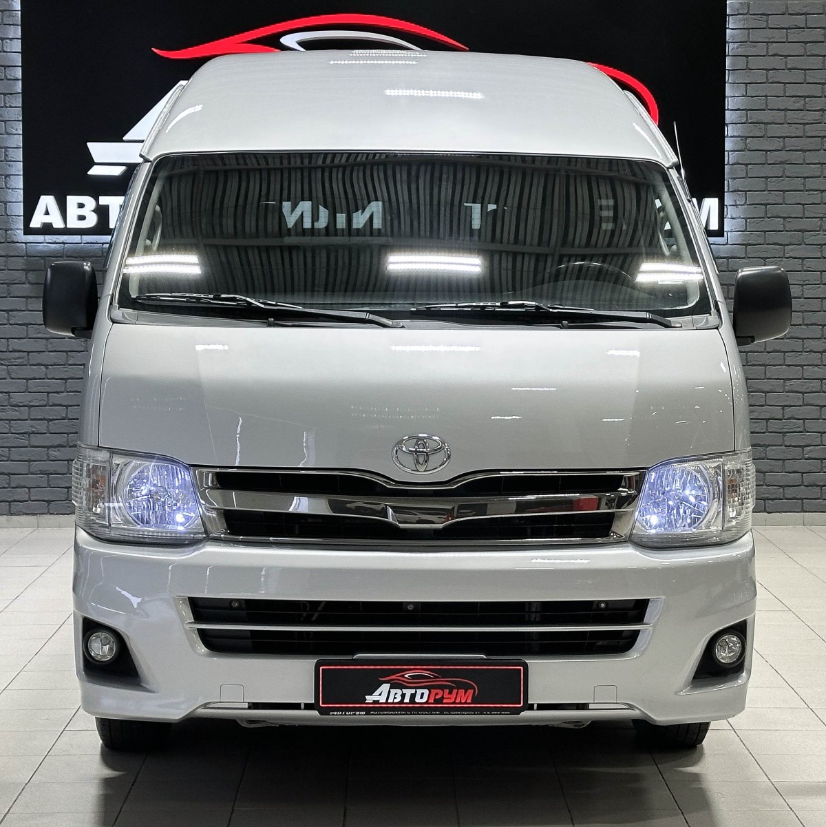 Toyota Hiace - фото 3